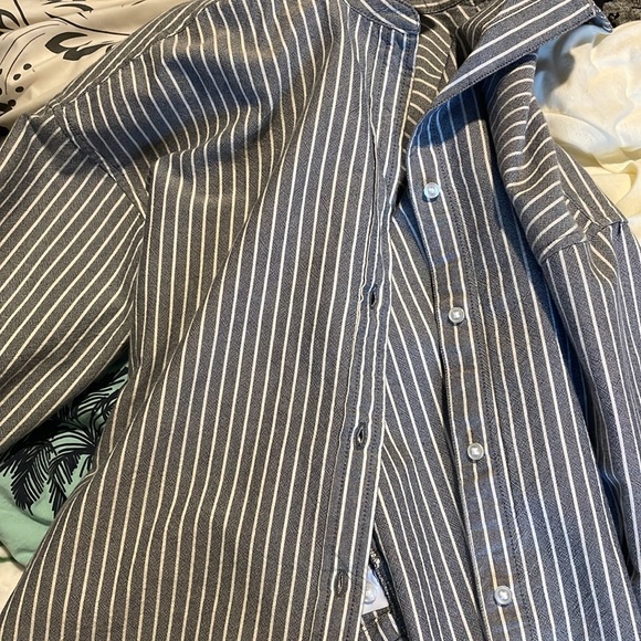 Button down - Picture 3 of 3